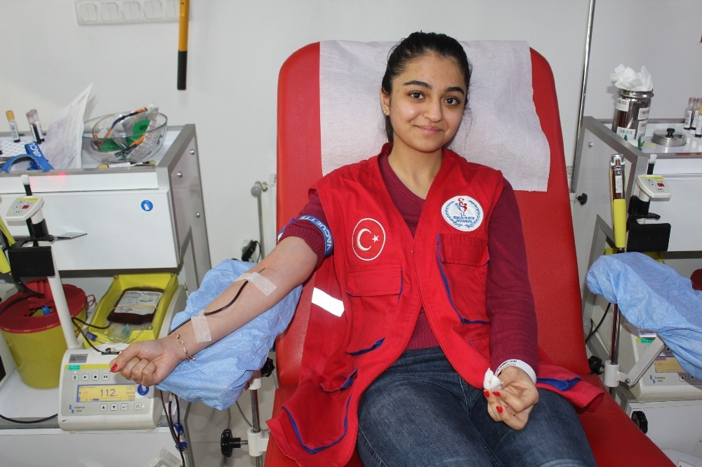 Erzincanda Gençler Kan Bağışıyla Kızılaya Destek Oldu
